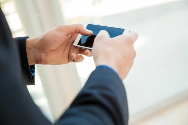 Businessman texting and social networking — Stock Photo, Image