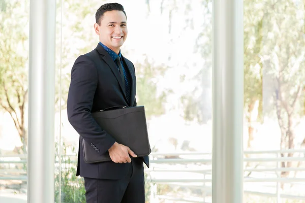 Businessman carrying briefcase — Stock Photo, Image