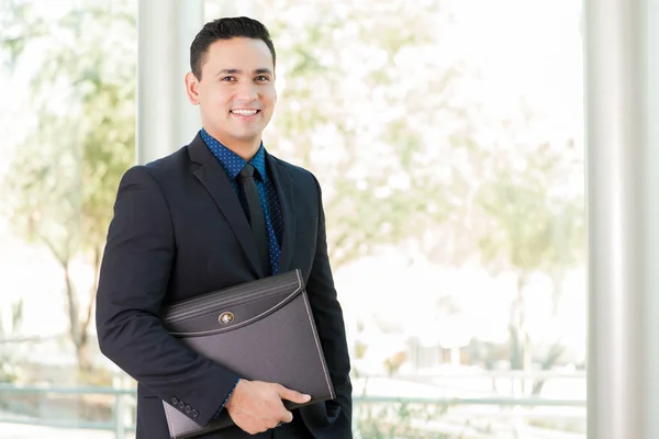 Businessman carrying briefcase — Stock Photo, Image