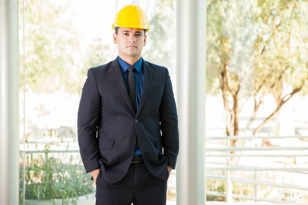 Engenheiro vestindo terno e capacete — Fotografia de Stock