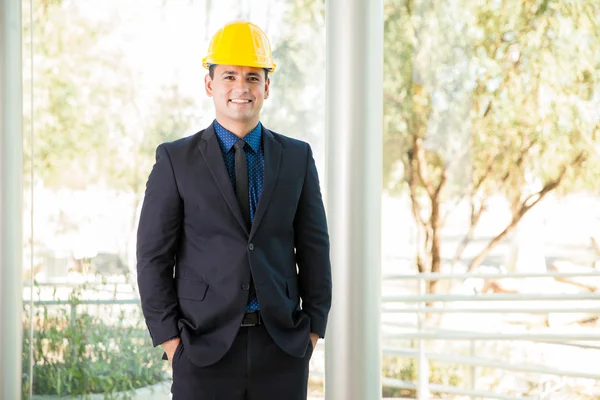 Ingénieur en costume et casque — Photo