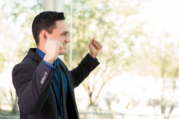 Man raising both arms — Stock Photo, Image