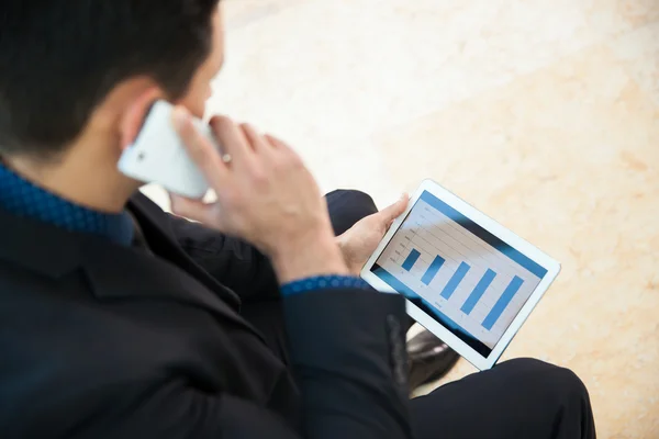 Businessman talking on phone — Stock Photo, Image