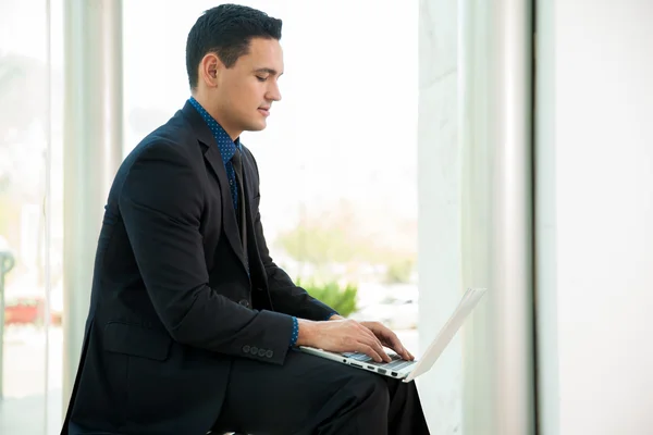 Businessman working on laptop computer — Stock Photo, Image