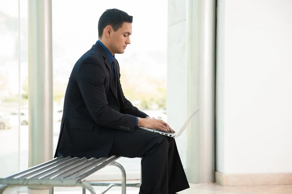 Zakenman werkt op laptop computer — Stockfoto