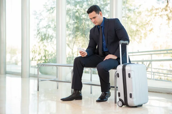 Businessman using smart phone — Stock Photo, Image