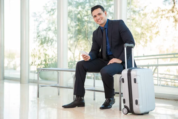 Businessman using smart phone — Stock Photo, Image