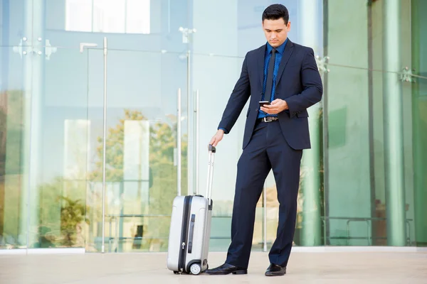 Affärsman checking flight information — Stockfoto