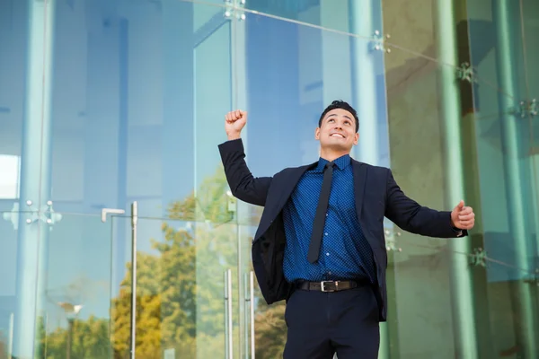 Excitador hombre de negocios levantando sus brazos —  Fotos de Stock