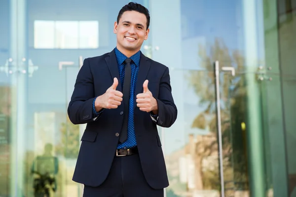 Empresário dando polegares para cima — Fotografia de Stock