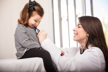 kız doktor tarafından muayene ediliyor