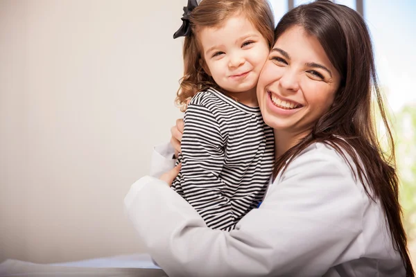 Pediatra con una niña — Foto de Stock