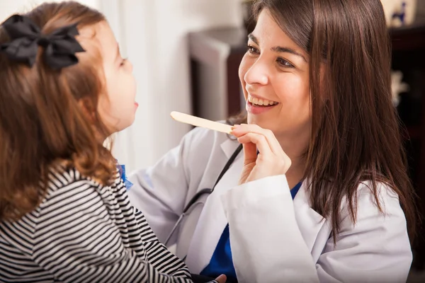 Mooie kinderarts op het werk — Stockfoto