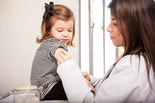 Kinderarzt reibt Alkohol — Stockfoto