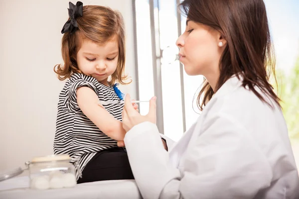 Kinderarts geven een meisje een schot — Stockfoto