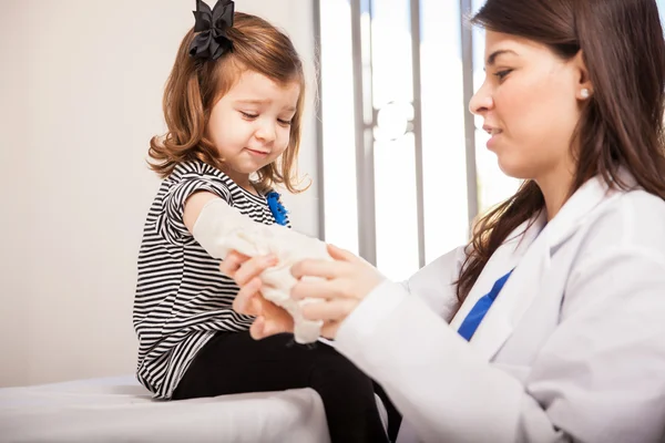 Petite fille obtenir un bandage — Photo