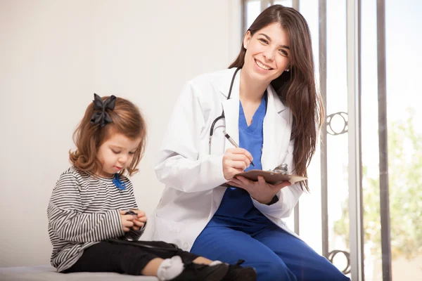 Mooie kinderarts op het werk — Stockfoto