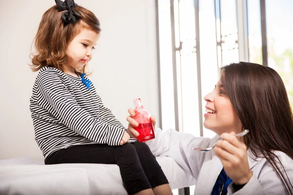 Kleines Mädchen mit Husten — Stockfoto