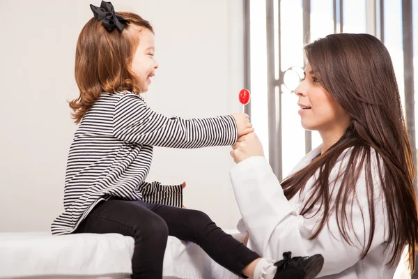 Kleines Mädchen bekommt einen Lutscher — Stockfoto