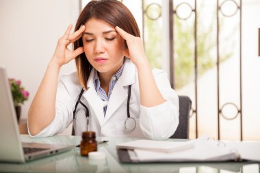 Bir baş ağrısı acı doktor