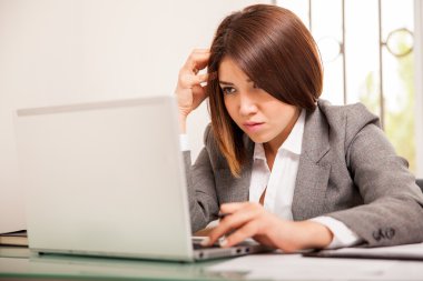 Arayan iş kadın üzgün