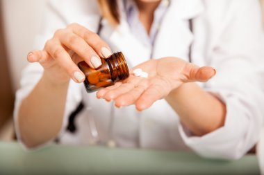 Doktor biraz kesici dökme