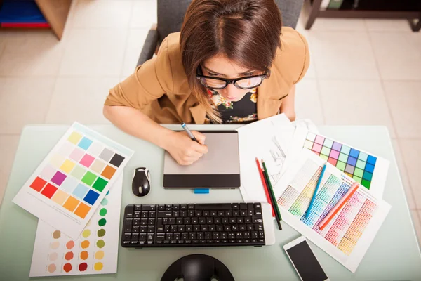 Designer using a pen tablet — Stock Photo, Image