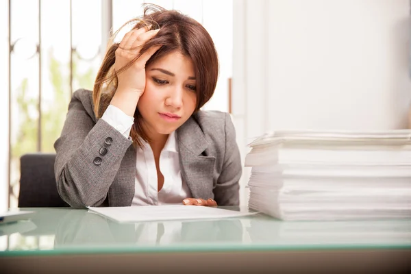 Zakenvrouw met veel werk — Stockfoto