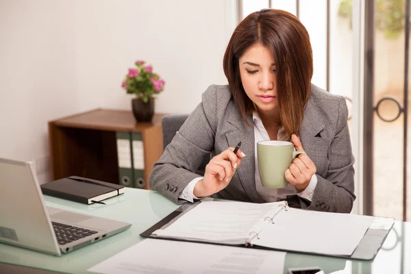 Mujer de negocios trabajando — Foto de Stock