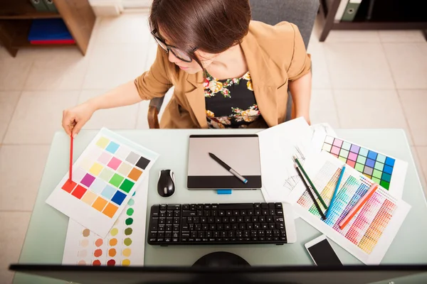 Designer arbeitet am Computer — Stockfoto