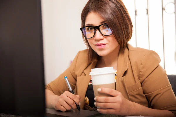 Retoucher enjoying coffee — Stock Photo, Image