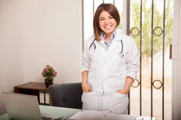 Nutricionista femenina de pie — Foto de Stock