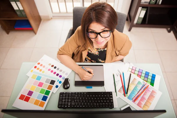 Designer usando um comprimido de caneta — Fotografia de Stock