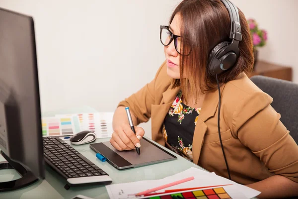 Diseñadora enfocada en su trabajo —  Fotos de Stock