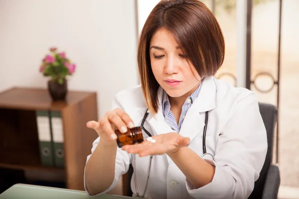 Läkare hälla vissa vitaminer — Stockfoto