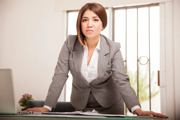 Utilidad mujer apoyada en el escritorio —  Fotos de Stock