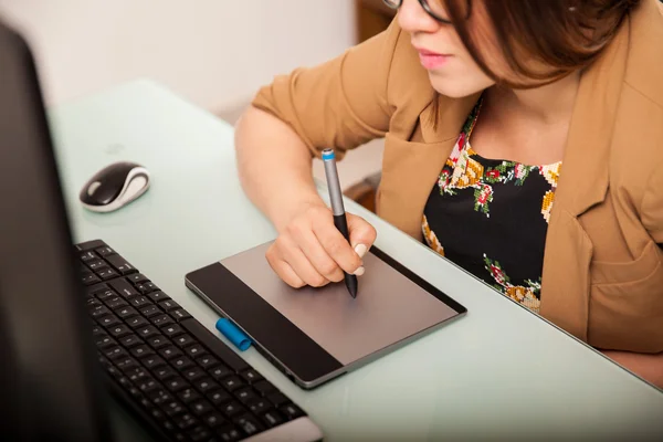 Retoucher using a pen tablet — Stock Photo, Image