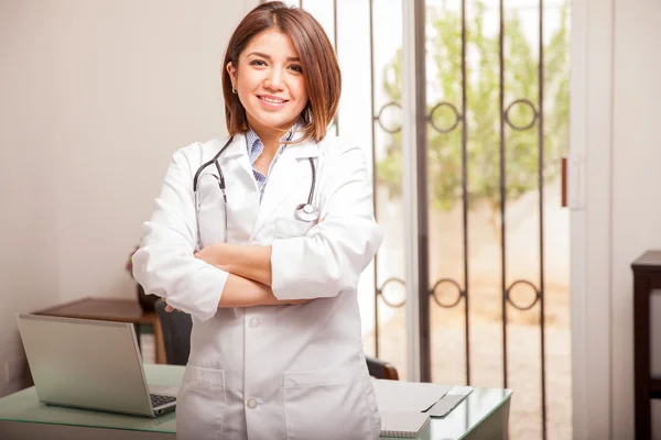 Female nutritionist standing — Stock Photo, Image