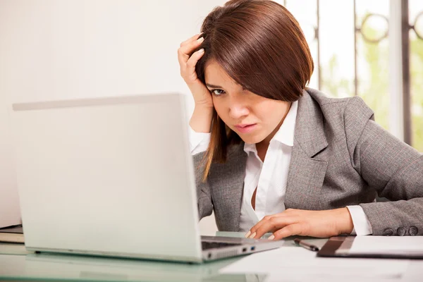 Mulher de negócios usando um laptop — Fotografia de Stock