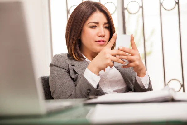 Business woman reading emails — Stock Photo, Image