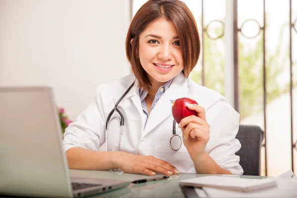 Ernährungsberaterin hält einen Apfel in der Hand — Stockfoto