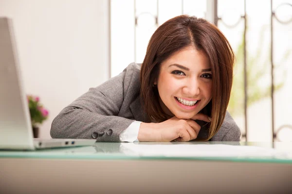 Femme d'affaires au travail — Photo