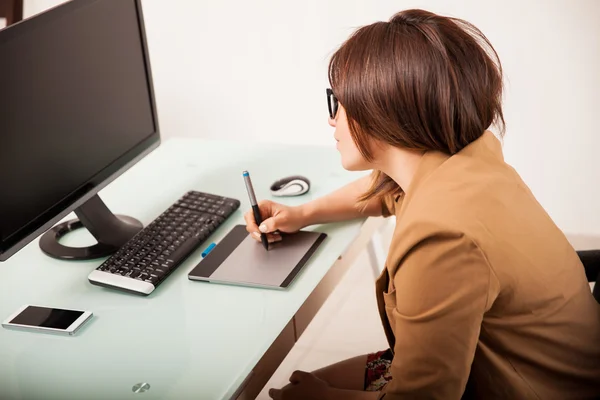 Retoucher werken op de computer — Stockfoto