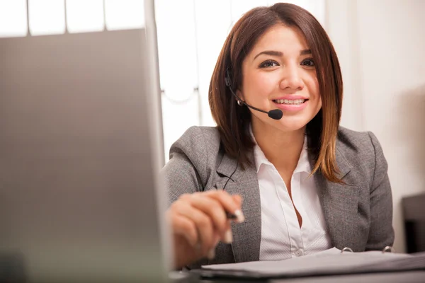 Mujer tomando llamadas — Foto de Stock