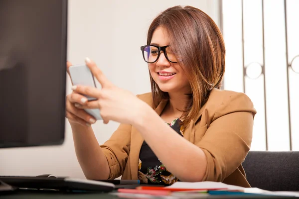 Designer usando um telefone celular — Fotografia de Stock