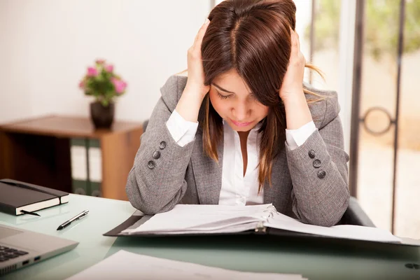 Jonge zakenvrouw benadrukt — Stockfoto