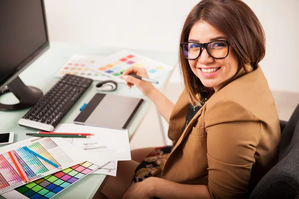 Diseñador haciendo algo de trabajo — Foto de Stock