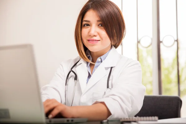 Arts met behulp van een laptop — Stockfoto
