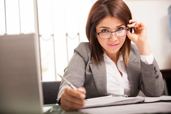 Mujer de negocios coqueteando — Foto de Stock