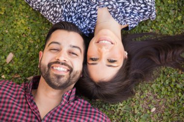 Çimenlerin üzerinde yatan çift